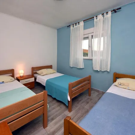 Robinson In With Seaview, Terrace *