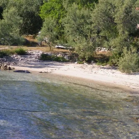 Robinson In With Seaview, Terrace Pašman