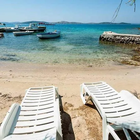 Robinson In With Seaview, Terrace *