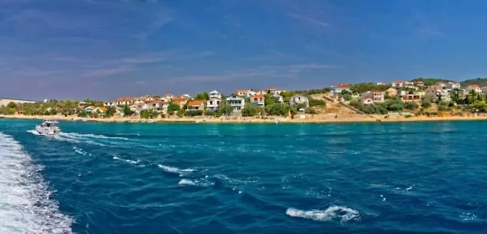 Robinson In With Seaview, Terrace Pašman