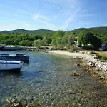 Robinson In With Seaview, Terrace Pašman