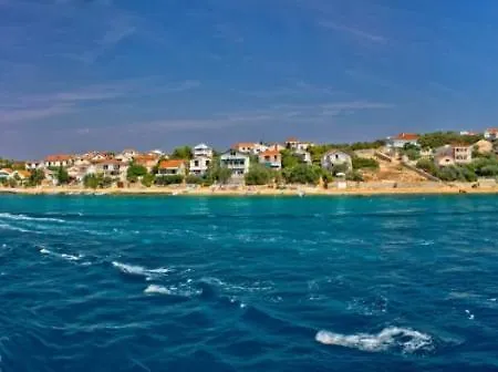 Robinson In With Seaview, Terrace Pašman