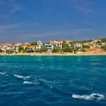 Robinson In With Seaview, Terrace Pašman