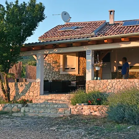 Robinson In With Seaview, Terrace Pašman