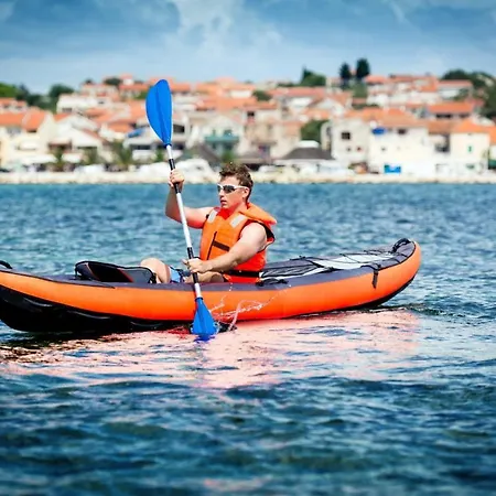Robinson In With Seaview, Terrace