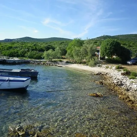 Robinson In With Seaview, Terrace Pašman
