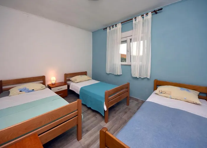 Robinson In With Seaview, Terrace *